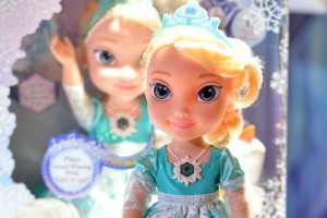 Disney-Frozen-Snow-Glow-Elsa