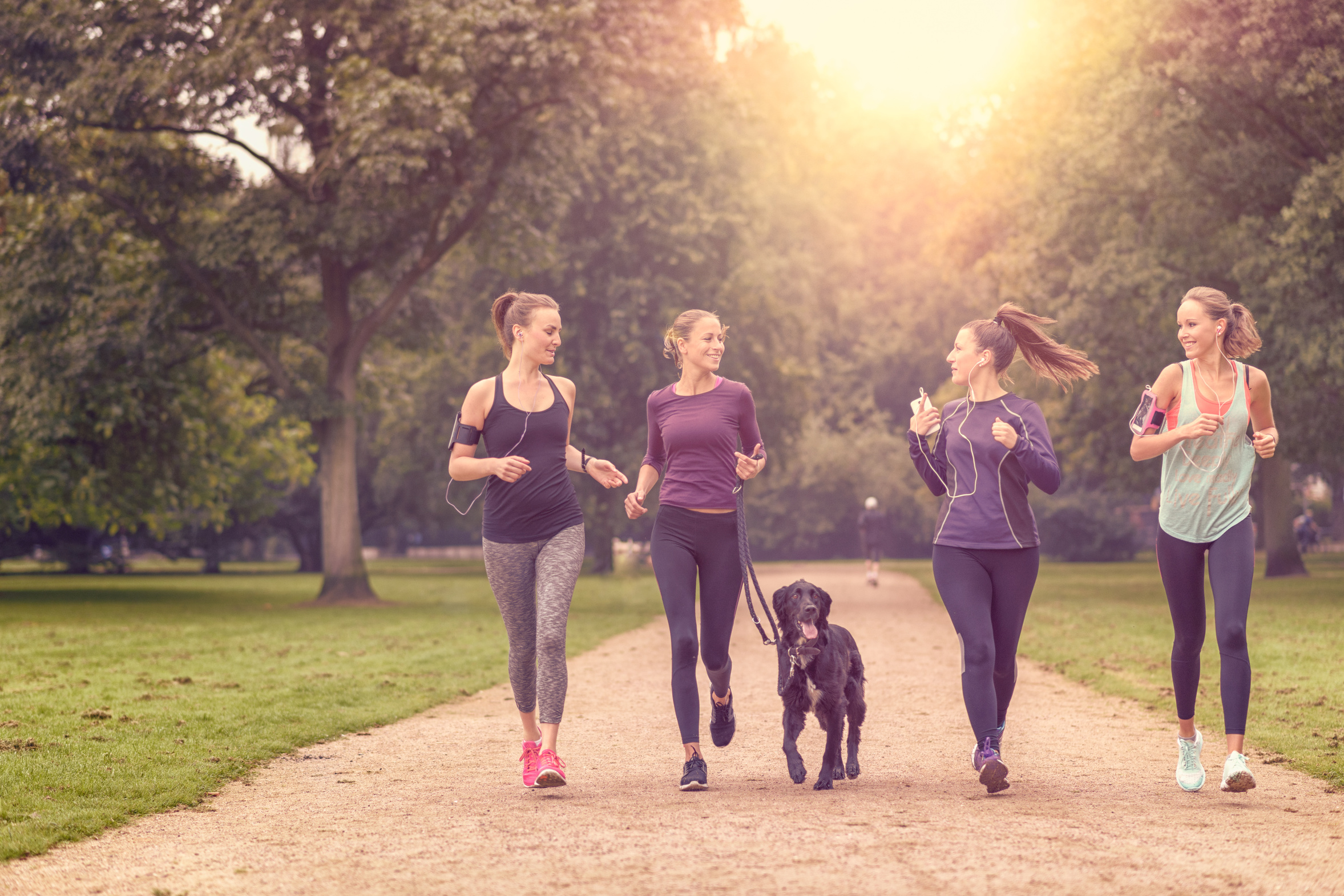 Park running. Утренняя пробежка в парке. Девушка бегает в парке. Подруги на пробежке. Бег в парке.